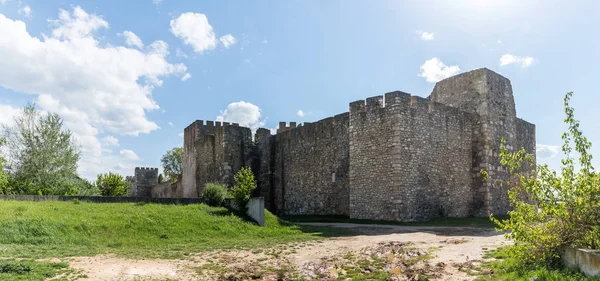 De overblijfselen van de vestingmuur en de klokkentoren in de ruïnes van de vesting Smederevo, aan de oevers van de Donau in Smederevo stad in Servië. — Stockfoto