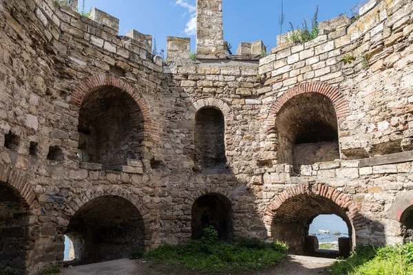 세르비아 의 스메데레보 마을의 다뉴브 강 유역에 서있는 스메데레보 요새 유적지의 외부 시계탑 내부. — 스톡 사진