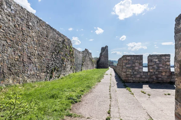 De passage in de buurt van de Vestingmuur in de ruïnes van de vesting Smederevo, staande op de oevers van de rivier de Donau in het stadje Smederevo in Servië. — Stockfoto
