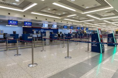 Sırbistan'ın Belgrad kenti yakınlarındaki Nikola Tesla Uluslararası Havaalanı'nda uçuş check-in salonu