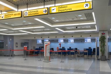 Resepsiyon kontuaları, Sırbistan'ın Belgrad kenti yakınlarındaki Nikola Tesla Uluslararası Havaalanı'ndaki uçuş check-in salonunda uçuyor