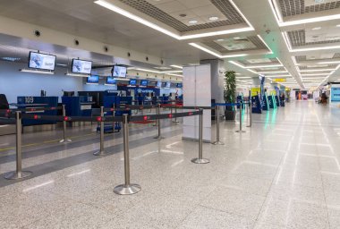 Sırbistan'ın Belgrad kenti yakınlarındaki Nikola Tesla Uluslararası Havaalanı'nda uçuş check-in salonu