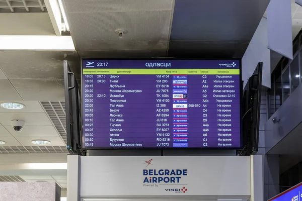 Цифрова дошка з графіком вильотів висить в лаунжі для реєстрації в міжнародному аеропорту Нікола Тесла біля міста Белград у Сербії — стокове фото