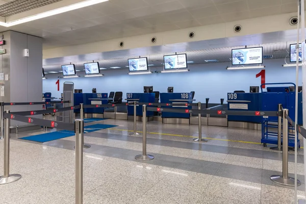 Resepsiyon kontuaları, Sırbistan'ın Belgrad kenti yakınlarındaki Nikola Tesla Uluslararası Havaalanı'ndaki uçuş check-in salonunda uçuyor