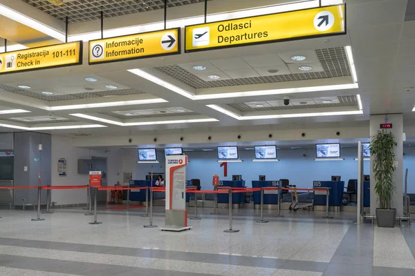 Приемные столы, улетающие в зале регистрации на рейс в международном аэропорту Никола Тесла недалеко от города Белград в Сербии — стоковое фото