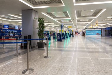 Sırbistan'ın Belgrad kenti yakınlarındaki Nikola Tesla Uluslararası Havaalanı'nda uçuş check-in salonu