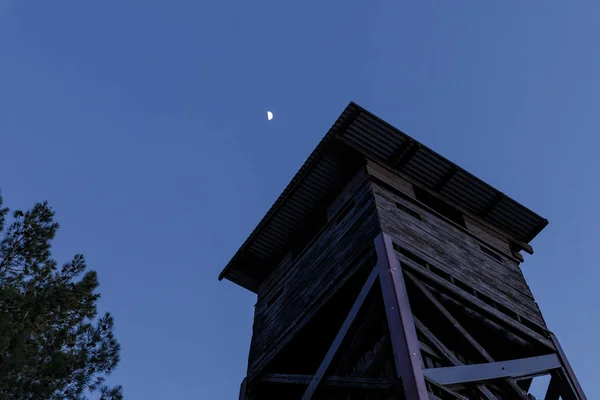 Vista nocturna de una torre de guardia abandonada en el bosque de Hanita en la frontera con Líbano desde la Guerra de Independencia de Israel — Foto de Stock