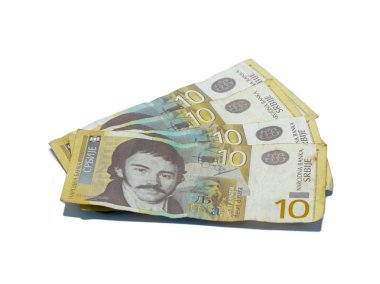 Beyaz bir arka plan üzerinde izole edilmiş dilbilimci Vuk Karadziç'in portresiyle 10 Sırp Dinarı değerinde dört banknot