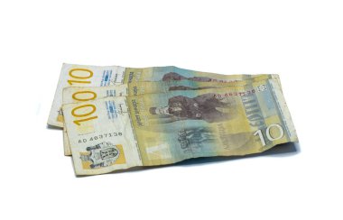 Beyaz bir arka plan üzerinde izole edilmiş dilbilimci Vuk Karadziç'in portresiyle 10 Sırp Dinarı değerinde üç banknot