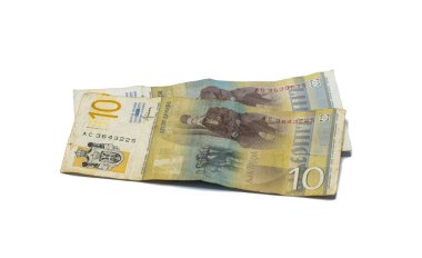 Beyaz bir arka plan üzerinde izole edilmiş dilbilimci Vuk Karadziç'in portresiyle 10 Sırp Dinarı değerinde iki banknot