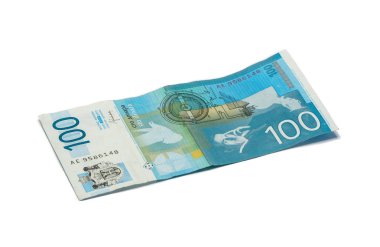 Beyaz bir arka plan üzerinde izole edilmiş bir bilim adamı ve mucit Nikola Tesla'nın portresinin yer verdiği 100 Sırp Dinarı değerinde bir banknot
