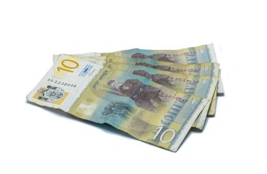 Beyaz bir arka plan üzerinde izole edilmiş dilbilimci Vuk Karadziç'in portresiyle 10 Sırp Dinarı değerinde dört banknot