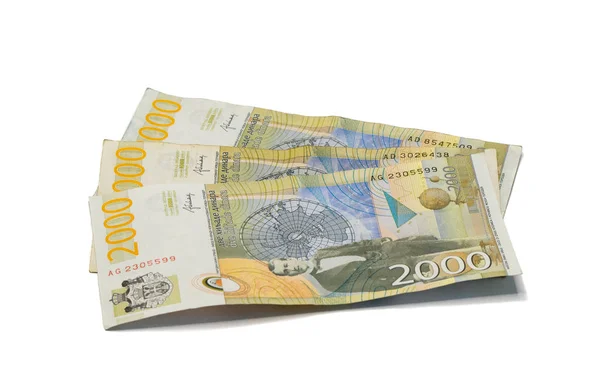 Drei Banknoten im Wert von 2000 serbischen Dinar mit dem Porträt des Klimaforschers Milutin Milankovic auf weißem Hintergrund — Stockfoto