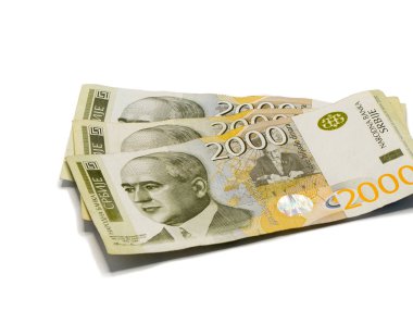 Beyaz bir arka plan üzerinde izole edilmiş iklim bilimci Milutin Milankoviç'in portresiyle 2000 Sırp Dinarı değerinde üç banknot