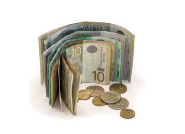 Sırp Dinarı'nda farklı değerde, Sırp Dinarı'nda beyaz bir arka plan üzerinde izole edilmiş farklı sikkelere sahip, farklı değerde banknot yığını