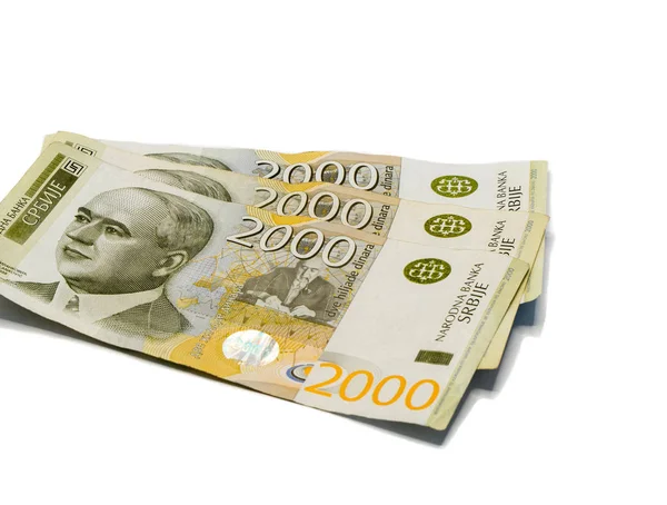 Trzy banknoty warte 2000 Dinara serbskiego z portretem naukowca klimatu Milutin Milankovic izolowane na białym tle — Zdjęcie stockowe