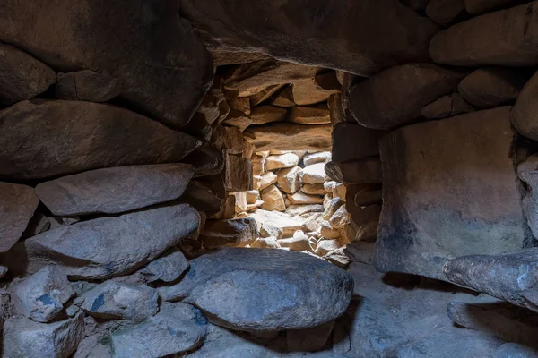 El interior del templo del complejo megalítico de las primeras Ruedas de Espíritus de la Edad de Bronce (Rujum Al-Hiri Gilgal Rephaeem) en las Alturas del Golán en Israel — Foto de Stock