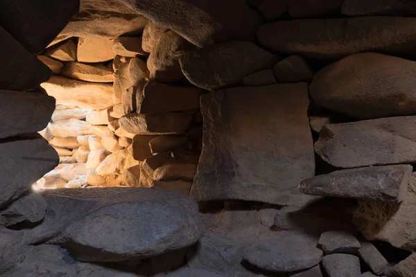 Wnętrze świątyni megalitycznej kompleksu wczesnych kół duchów epoki brązu (Rujum Al-Hiri Gilgal Rephaeem) na wzgórzach Golan w Izraelu — Zdjęcie stockowe