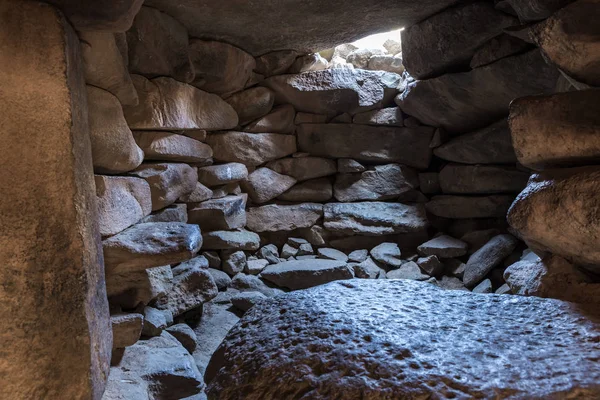 El interior del templo del complejo megalítico de las primeras Ruedas de Espíritus de la Edad de Bronce (Rujum Al-Hiri Gilgal Rephaeem) en las Alturas del Golán en Israel — Foto de Stock