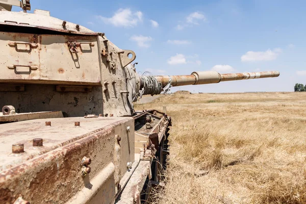 被摧毁的以色列坦克是在以色列戈兰高地靠近叙利亚边境的末日（赎罪日战争）之后被摧毁的 — 图库照片