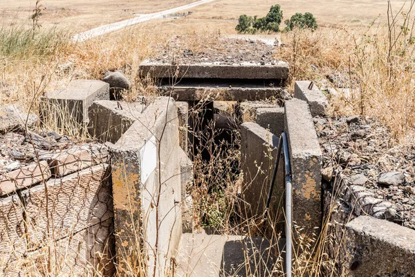 Знищені бойові башти, яка залишилася з часів війни Судного дня (війна Йом Кіпур) на Голанських висотах в Ізраїлі — стокове фото