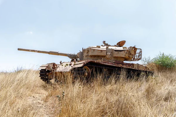 El tanque israelí destruido está después del Juicio Final (Guerra de Yom Kipur) en los Altos del Golán en Israel, cerca de la frontera con Siria — Foto de Stock
