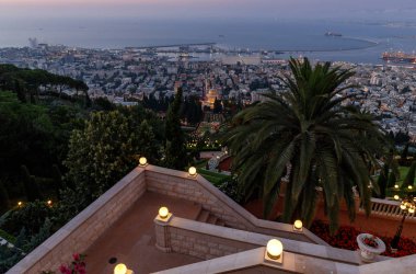 Carmel Dağı'ndaki Louis Gezinti Yolu'ndan Bahai Tapınağı'nın üst terasına, şehir merkezinde ve İsrail'deki Hayfa şehrinin limanına gün batımı manzarası