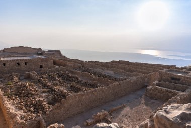 M.Ö. 25 yılında Kral Herod tarafından Yahudi çölündeki kayalardan birinin üzerine inşa edilen Masada kalesinin kalıntılarının gün doğumu manzarası