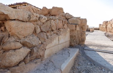M.Ö. 25 yılında Kral Herod tarafından Yahudi çölündeki kayalardan birinin üzerine inşa edilen Masada kalesinin kalıntılarının sabah manzarası