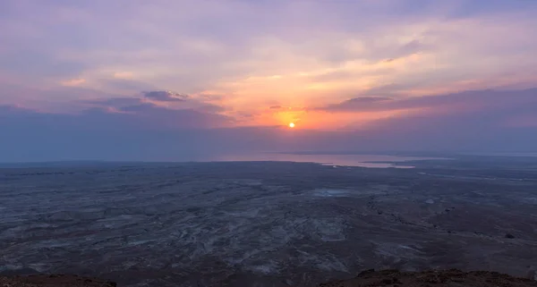 Sunrise view of the Dead Sea from the path leading to the ruins of the fortress of Masada — стоковое фото