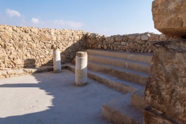M.Ö. 25 yılında Kral Herod tarafından Yahudi çölündeki kayalardan birinin üzerine inşa edilen Masada kalesinin kalıntılarının kazısı üzerine sütunlu bir salonun kalıntılarının sabah görünümü