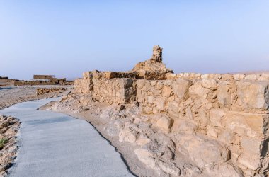 M.Ö. 25 yılında Kral Herod tarafından Yahudi çölündeki kayalardan birinin üzerine inşa edilen Masada kalesinin kalıntılarının sabah manzarası