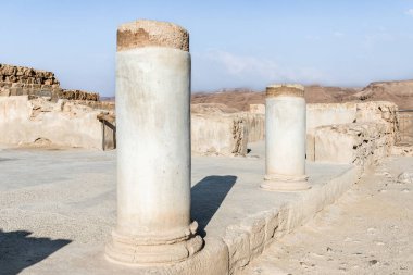 M.Ö. 25 yılında Kral Herod tarafından Yahudi çölündeki kayalardan birinin üzerine inşa edilen Masada kalesinin kalıntılarının kazısı üzerine sütunlu bir salonun kalıntılarının sabah görünümü