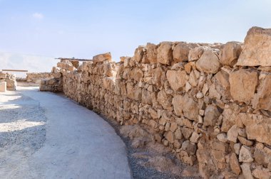 M.Ö. 25 yılında Kral Herod tarafından Yahudi çölündeki kayalardan birinin üzerine inşa edilen Masada kalesinin kalıntılarının sabah manzarası