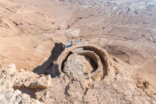 Morning view of the Northern Palace from the walls of the destroyed Masada fortress, built in 25 BC by King Herod on top of one of the rocks of the Judean desert — Stock Photo, Image