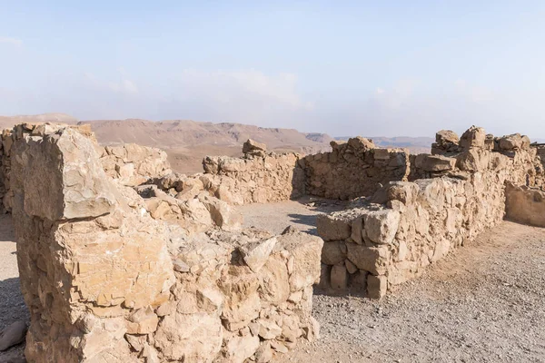 Ранковий погляд на розкопки руїн фортеці Масада, побудованого в 25 р. до н. е. королем Ірода на вершині одного з скель пустелі Джудін — стокове фото