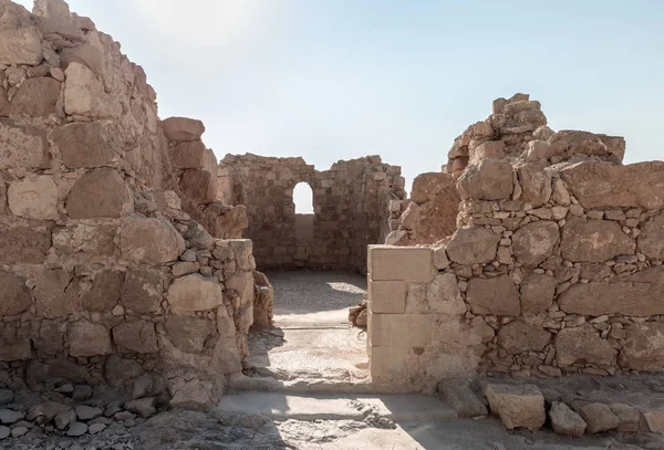 Los restos de la iglesia en las excavaciones de las ruinas de la fortaleza de Masada, construida en 25 aC por el rey Herodes sobre una de las rocas del desierto de Judea — Foto de Stock