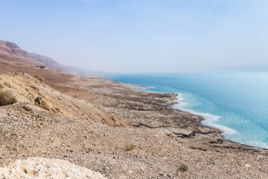 İsrail'de Ölü Deniz bölgesinde Judean Çölü'nde Ölü Deniz ve dağların sahil panoramik görünümü