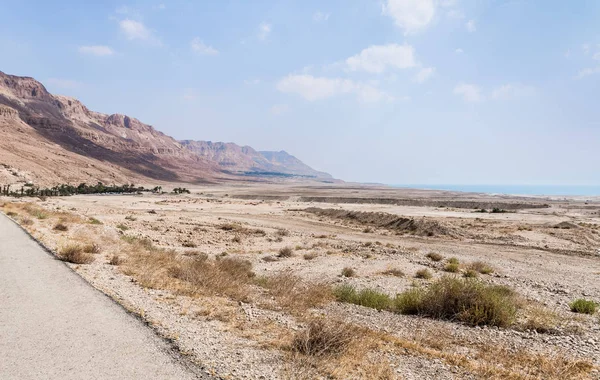 Vista panorámica de la carretera, costa del Mar Muerto y montañas en el desierto de Judea en la región del Mar Muerto en Israel — Foto de Stock
