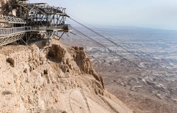 A estação de teleférico na colina ao pé das ruínas da fortaleza de Masada, construída em 25 a.C. pelo rei Herodes no topo de uma das rochas do deserto da Judéia — Fotografia de Stock
