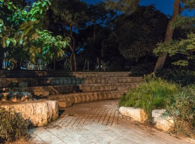 Gece Hayfa, İsrail Bahai Bahçesi yakınlarındaki Louis Promenade üzerinde Taş çardak