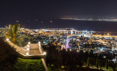 Carmel Dağı'ndaki Louis Gezinti Yolu'ndan Bahai Tapınağı'nın üst terasına, şehir merkezinde ve İsrail'deki Hayfa şehrinin limanına gün batımı manzarası