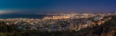 Panoramik şehir Haifa, Hayfa Limanı ve gece koyunda. Mount Carmel görünümünden