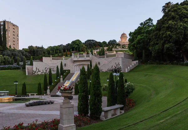 Vista del atardecer desde la entrada inferior al jardín Bahai en la ciudad de Haifa en Israel —  Fotos de Stock