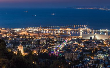 Panoramik şehir Haifa, Hayfa Limanı ve gece koyunda. Mount Carmel görünümünden
