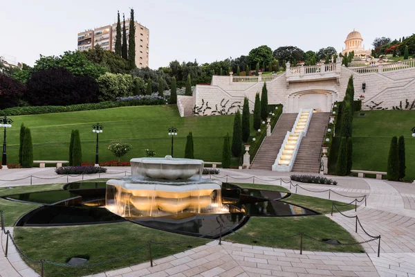Vista del atardecer desde la entrada inferior al jardín Bahai en la ciudad de Haifa en Israel — Foto de Stock
