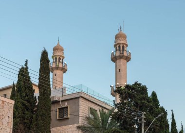 İsrail'in Hayfa şehrinde Ahmediyye Şeyh Mahmud camii bitişik sokaktan Akşam görünümü