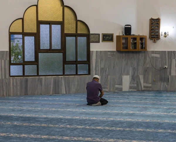 Müslüman mümin İsrail'in Hayfa kentinde Ahmediyye Şeyh Mahmud camii nin dua odasında dua — Stok fotoğraf