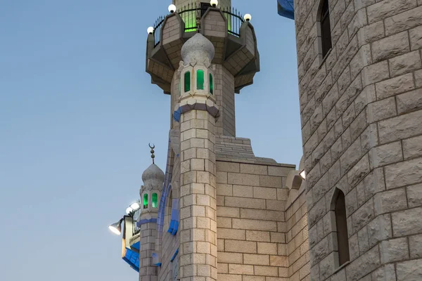 Part of the facade of the Ahmadiyya Shaykh Mahmud mosque in Haifa city in Israel — Stock Photo, Image