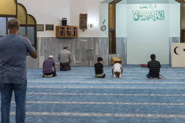 Müslüman inananlar İsrail'in Hayfa kentindeki Ahmediye Şeyh Mahmud Camii'nin dua salonunda dua ediyor — Stok fotoğraf